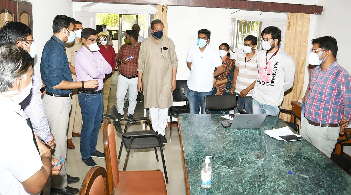 ग्रामीण क्षेत्रों में कोविड केयर सेंटर बनाए जाकर सेवानिवृत्त पेरामेडिकल स्टाफ की सेवाएं ली जाएं-डा. पाण्डेय