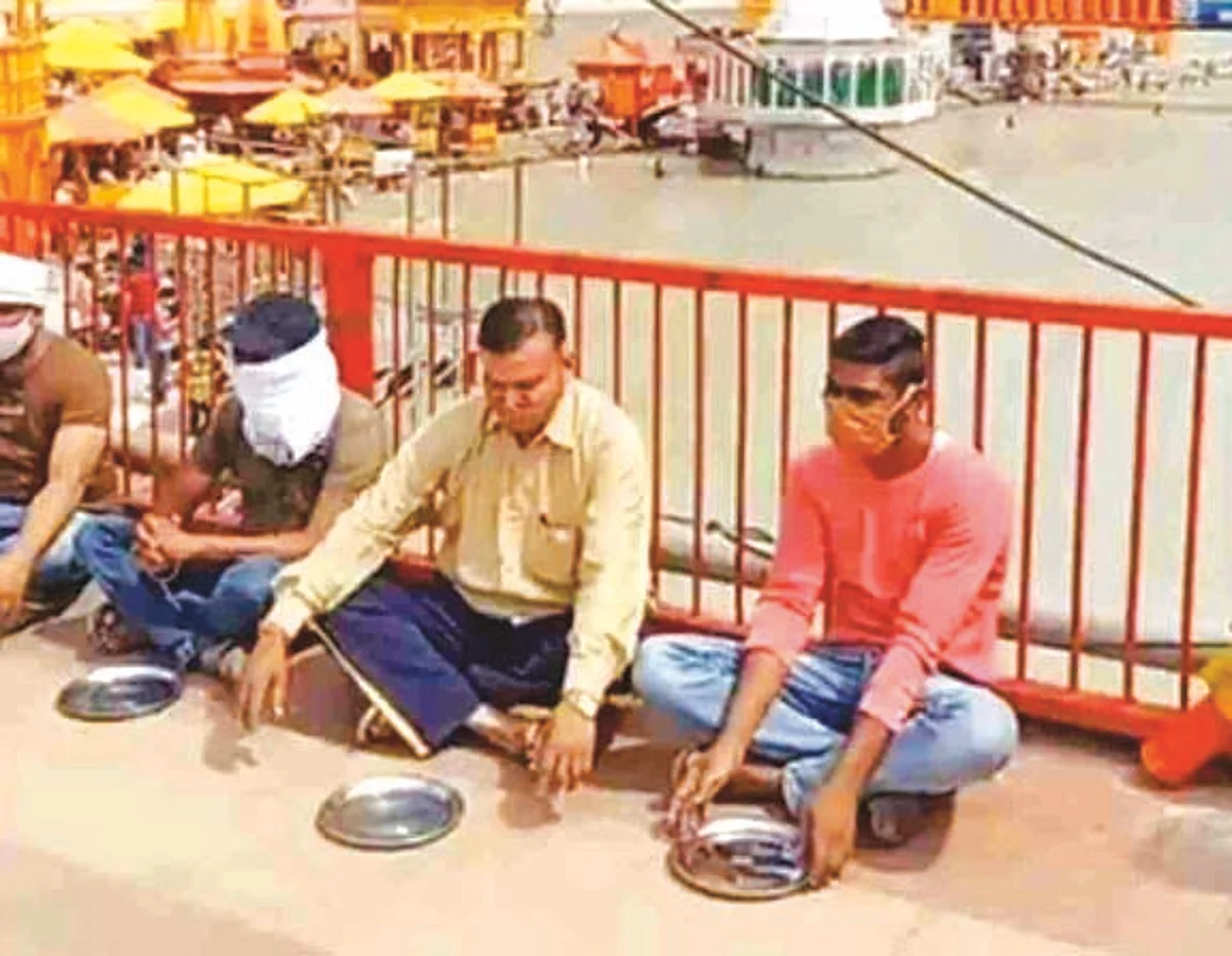व्यापारियों ने हरकी पैड़ी पर मांगी भीख