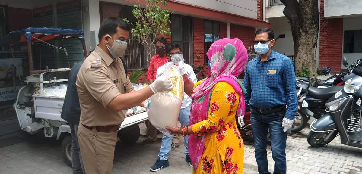 पुलिस ने 25 गरीब महिलाओं को मास्क व राशन उपलब्ध कराया