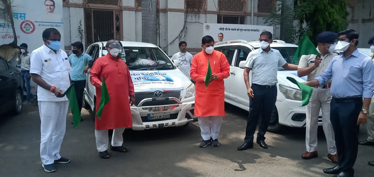 वैक्सीनेशन मोबाइल यूनिट को दिखाई गई हरी झंडी