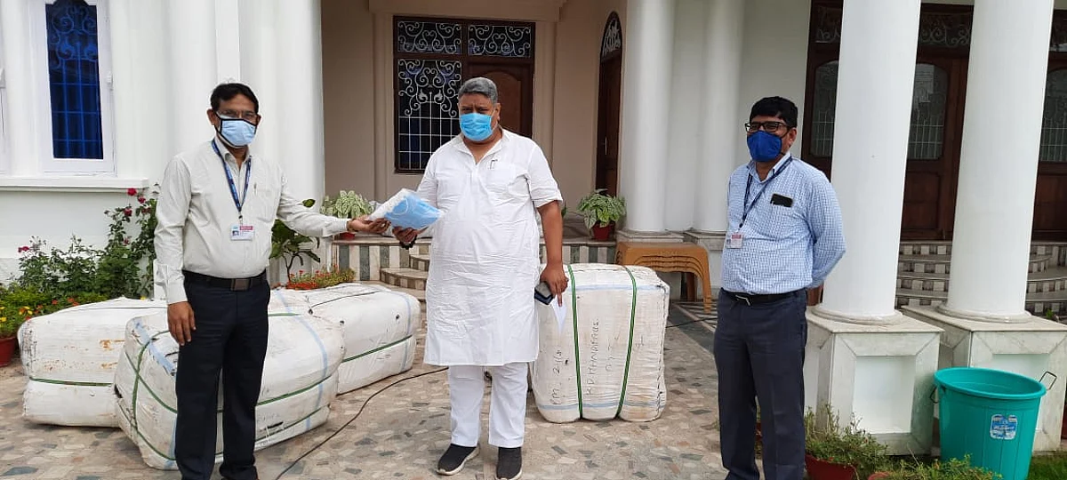 गिरिराज सिंह की पहल पर एनटीपीसी ने विधायकों को सौंपा 60 हजार मास्क