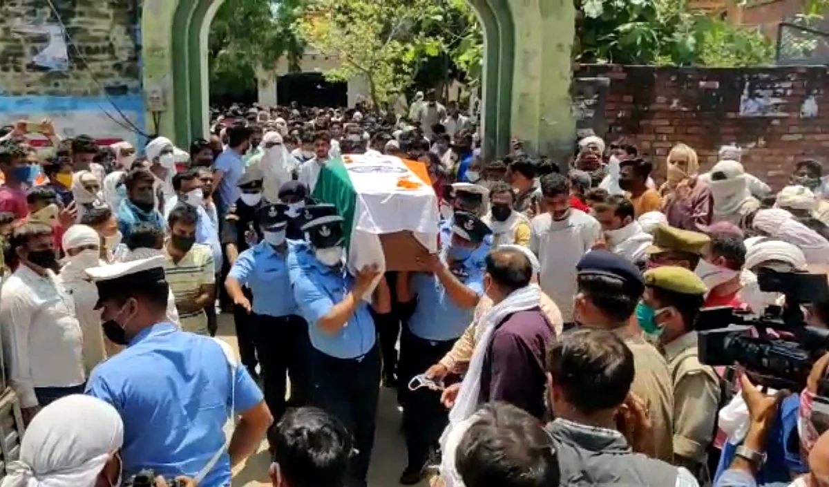बागपत के पुसार गांव में हुआ शहीद अभिनव का अंतिम संस्कार