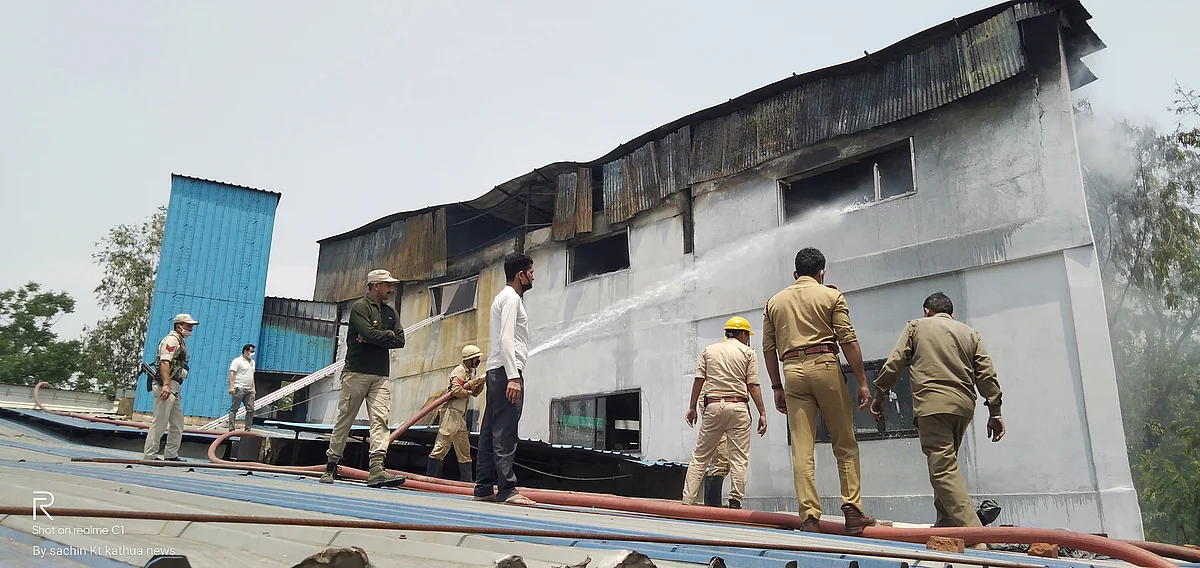 कूलर और एलईडी बनाने वाली इकाई में लगी आग, लाखों का नुकसान