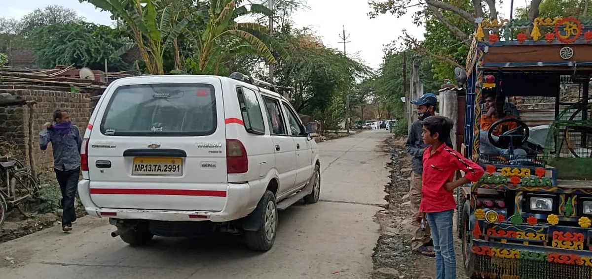 उज्जैन: बस्ती के तीन सौ मकानों के बीच से हर दिन गुजरते हैं कोविड संक्रमित शव वाहन