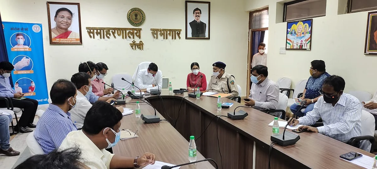 उपायुक्त ने की कोरोना संक्रमण के लिए गठित कोषांगों की समीक्षा