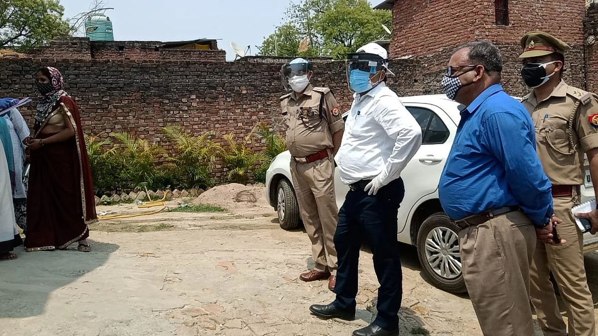 जिलाधिकारी ने लेखपाल और पंचायत अधिकारी का रोका वेतन