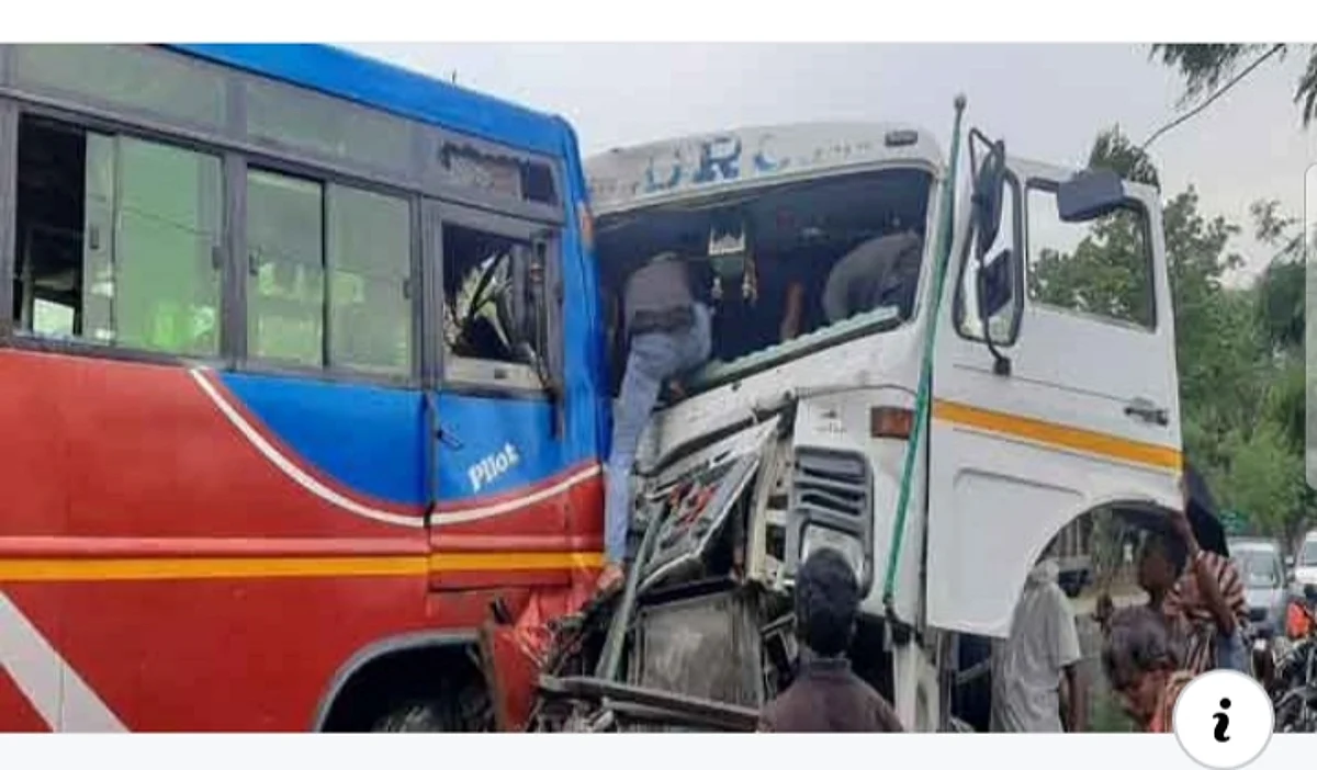 बस और ट्रेलर की सीधी टक्कर में 25 घायल