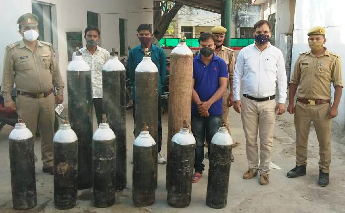 कानपुर में ऑक्सीजन सिलेंडरों की कालाबाजारी में लिप्त न्यूज चैनल के एंकर समेत चार गिरफ्तार