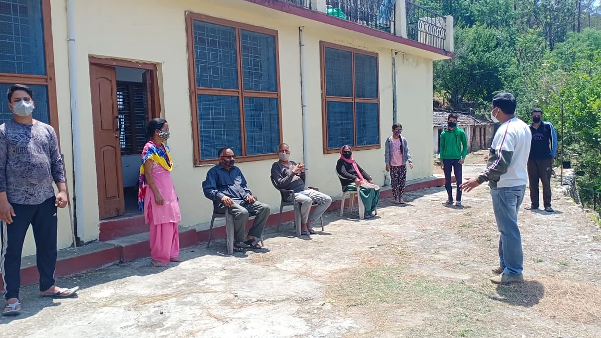 सेनेटाइजेशन और जागरूकता पर जोर
