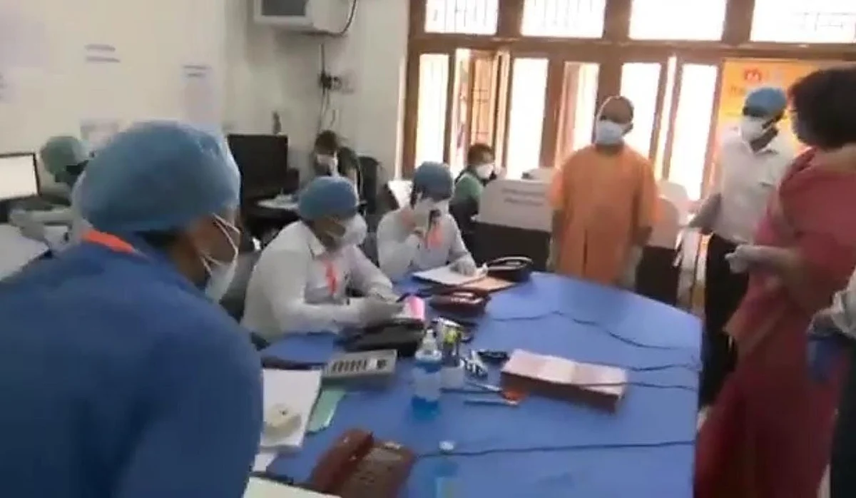 अलीगढ़: मुख्यमंत्री योगी ने किया कोविड-19 कंट्रोल कमांड सेंटर का निरीक्षण