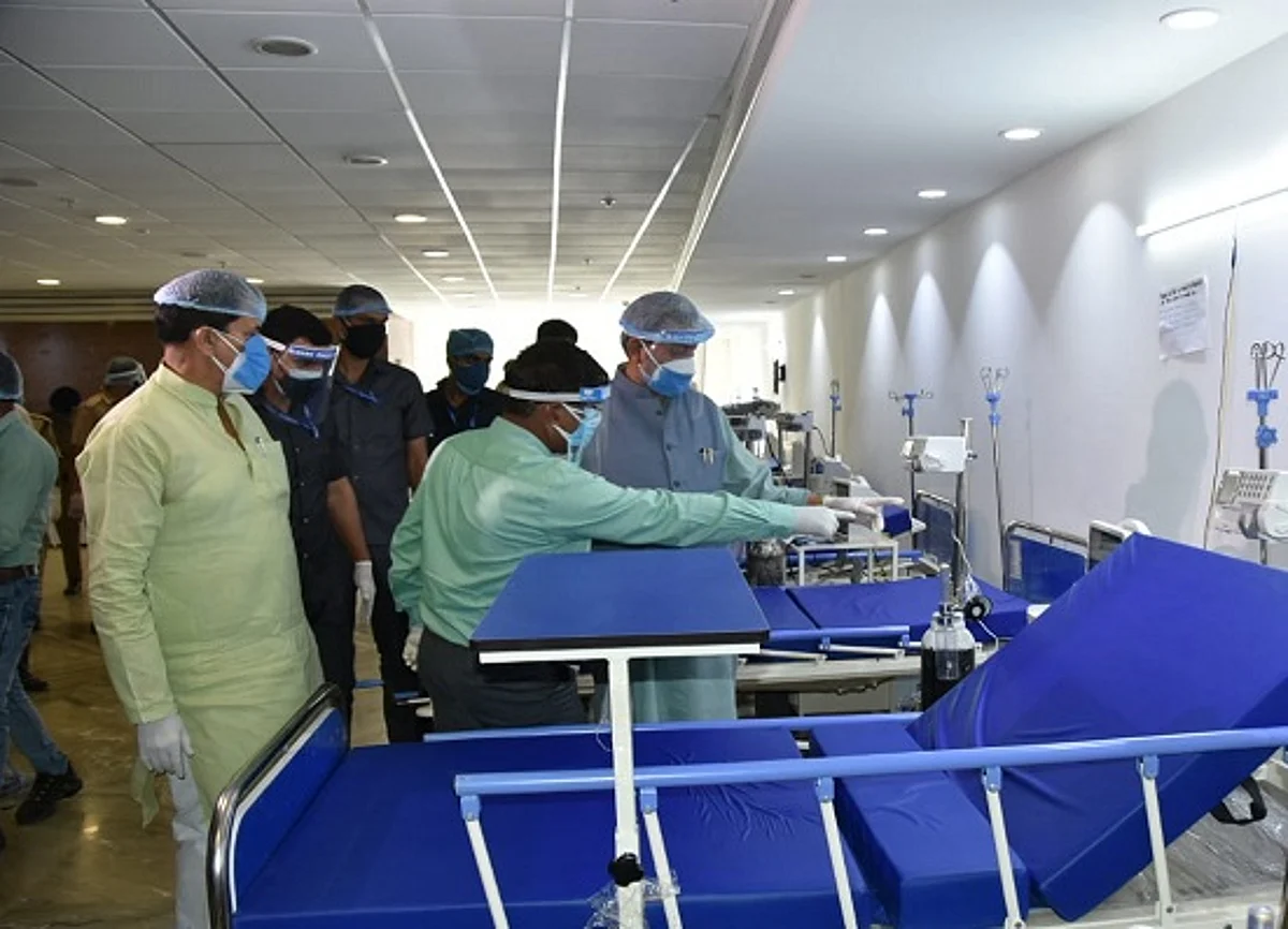 मुख्यमंत्री ने कोविड केयर सेन्टर का किया निरीक्षण