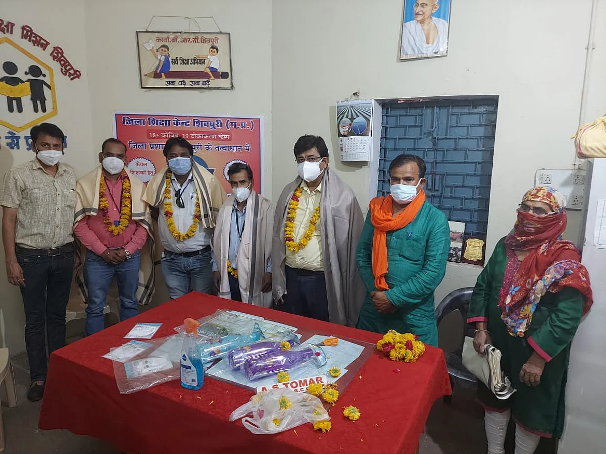 शिवपुरी में 161 शिक्षकों को लगाया गया कोरोना से बचाव का टीका