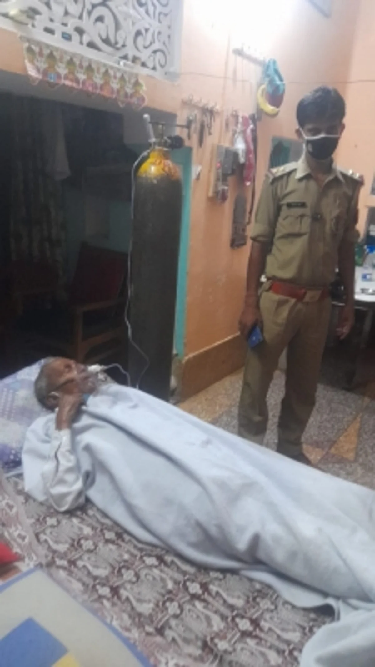 कोरोनाकाल में खाकी पेश कर रही मानवता की मिसाल, शिकायत से घिरी रहने वाली खाकी अब दिल में बना रही जगह