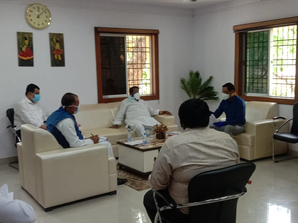 मंत्री ने वरीय प्रशासनिक अधिकारियों के साथ की समीक्षा बैठक