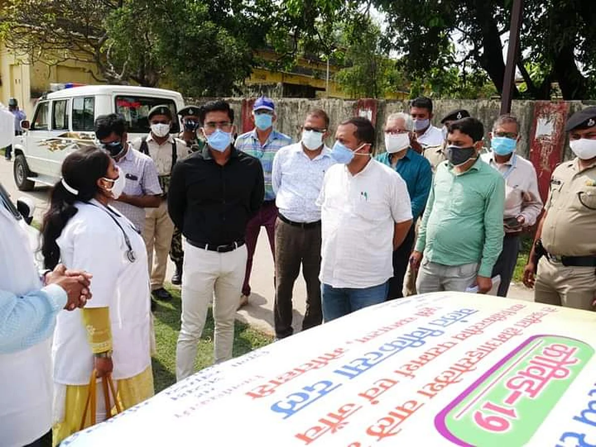 डीएम ने किया वैक्सीनशन सेंटर का निरीक्षण, दिए कई निर्देश