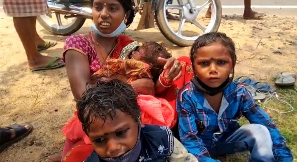 अज्ञात वाहन की चपेट में आने से तीन बच्चों समेत बाइक सवार दंपति घायल