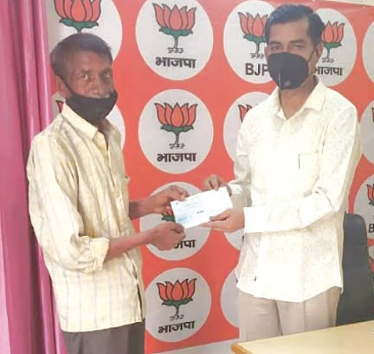 विधायक ने लाभार्थियों को वितरित किए चेक