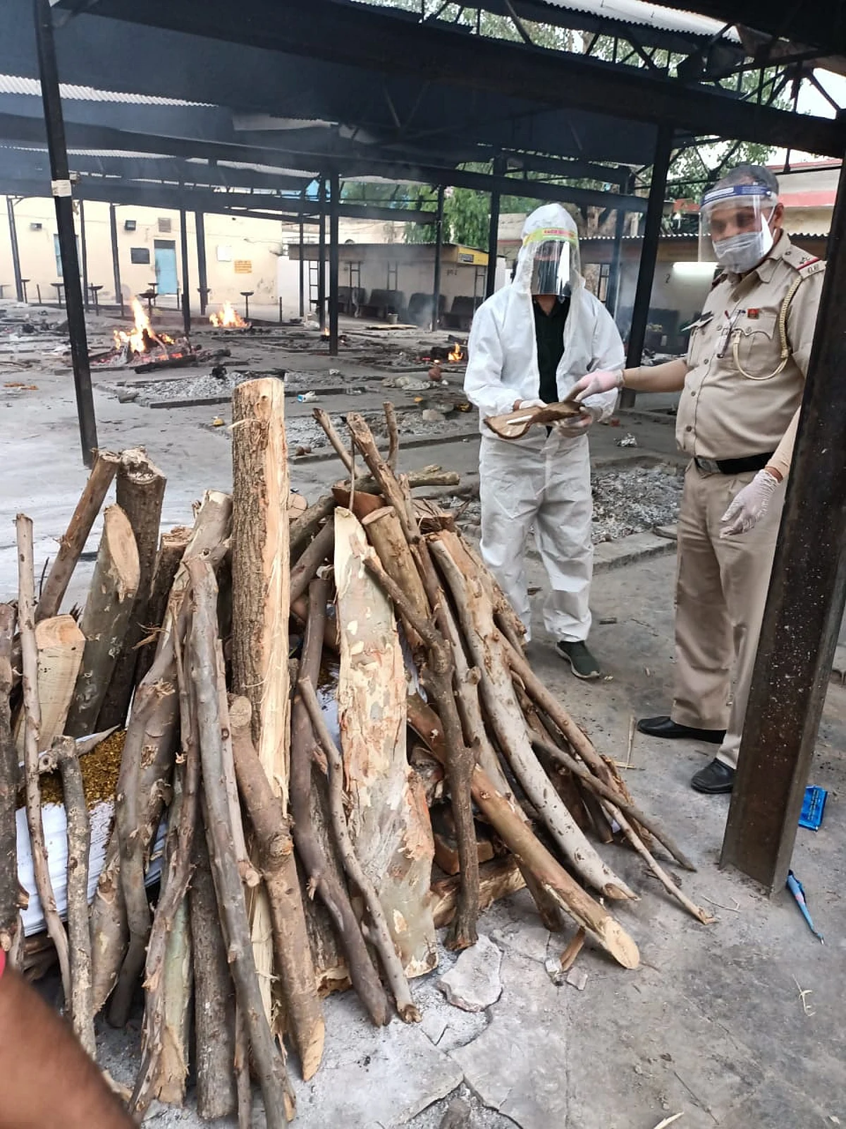 (अपडेट) एएसआई राकेश कुमार: 1200 शवों के कराए अंतिम संस्कार, 80 को दी मुखाग्नि