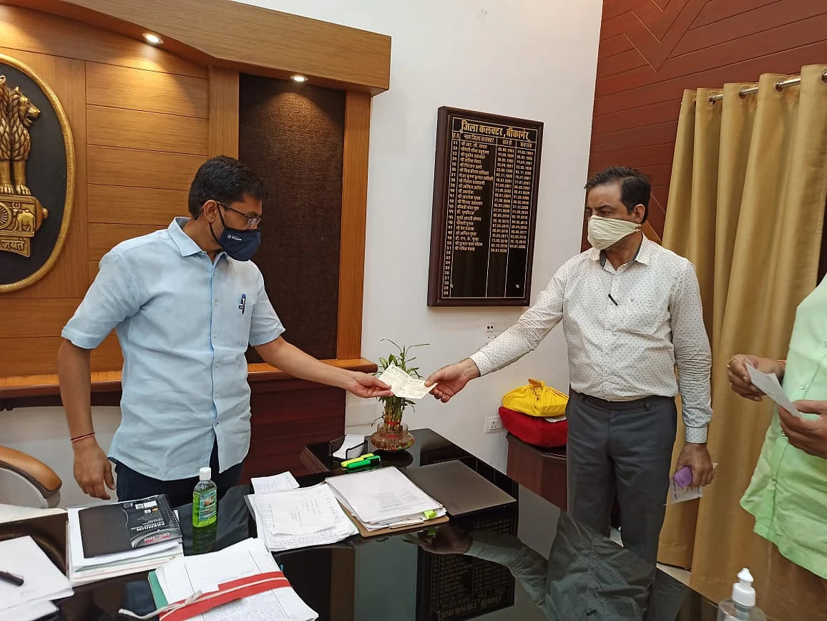 युवाओं के वैक्सीनेशन के लिए कॉपरेटिव बैंक ने दिए पांच लाख
