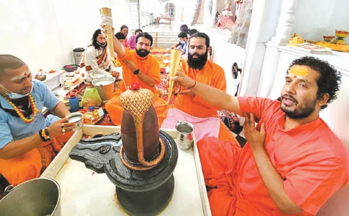 कोरोना समाप्ति व विश्व कल्याण के लिए किया भगवान शिव का अभिषेक