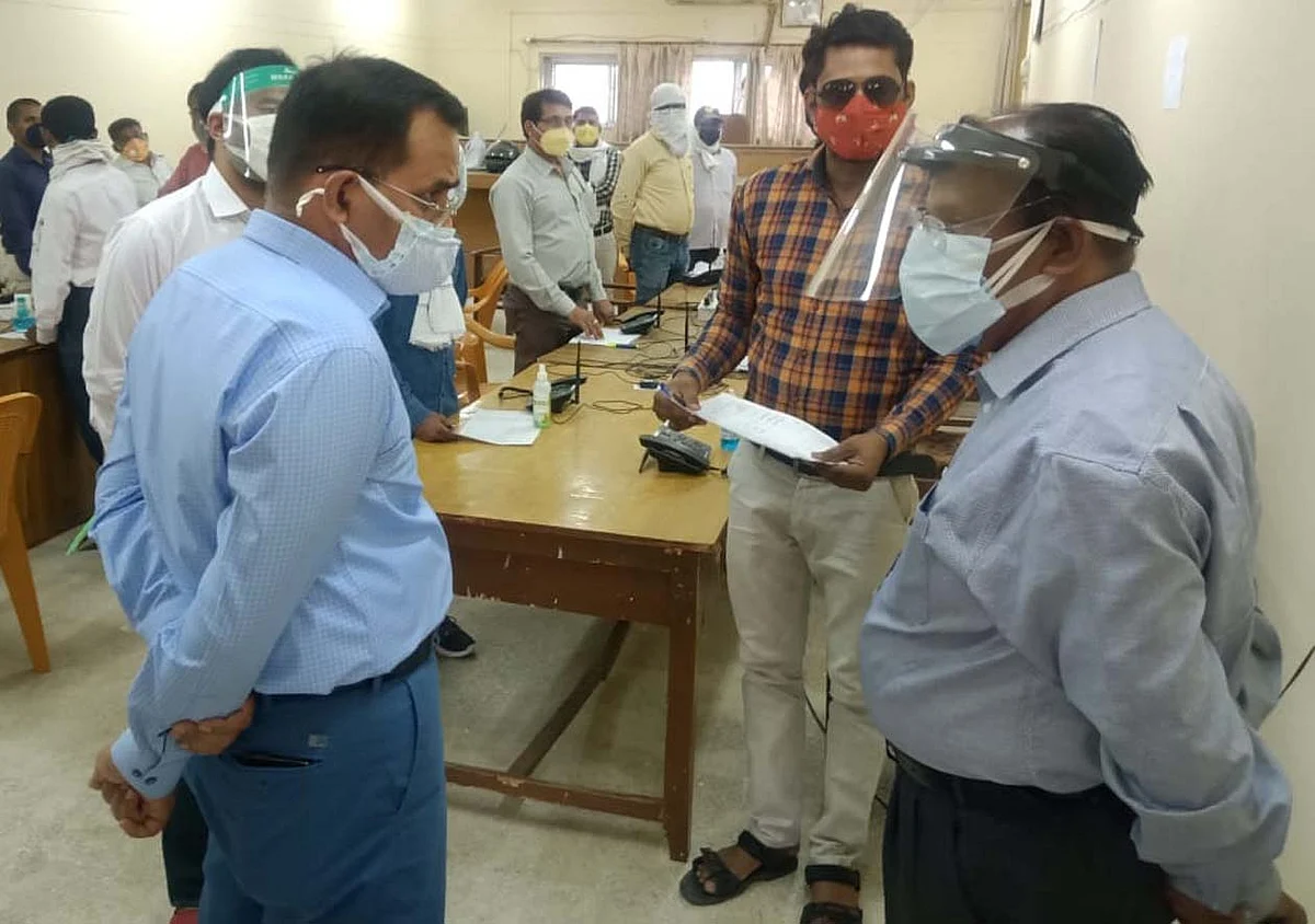 कोविड अस्पताल का औचक निरीक्षण कर आयुक्त ने लिया व्यवस्थाओं का जायजा