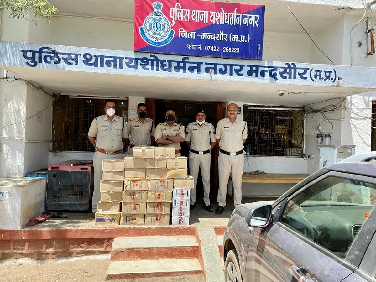 वाहन पर प्रेस लिखकर की जा रही थी शराब की तस्करी, पुलिस ने पकड़ा