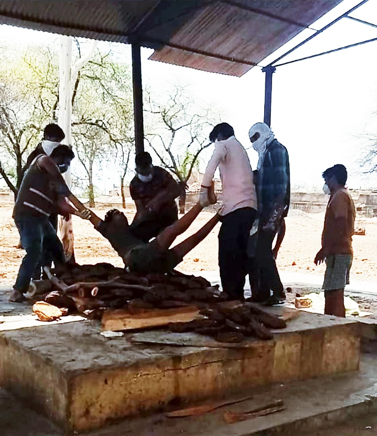 म.प्र.-मजाक बनी मौत, अस्पताल प्रशासन की लापरवाही से लोगों के संक्रमित होने का भी खतरा
