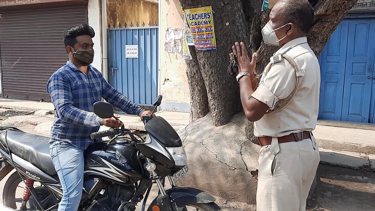 पुलिस पदाधिकारी ने जोड़ दिए हाथ, कहा "घर में रहे आप"