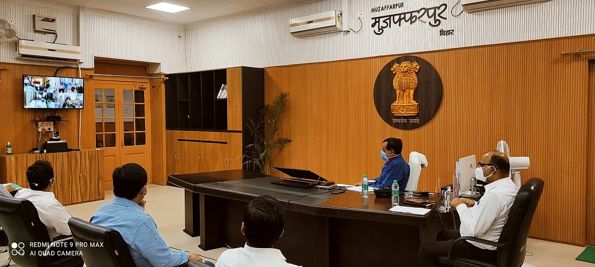 मुज़फ़्फ़रपुर डीएम ने की जनप्रतिनिधियों के साथ वीसी के माध्यम से बैठक