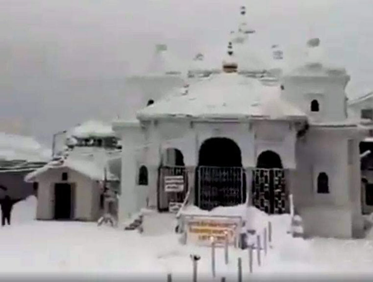 गंगोत्री धाम में दो दिनों से हो रही जमकर बर्फवारी