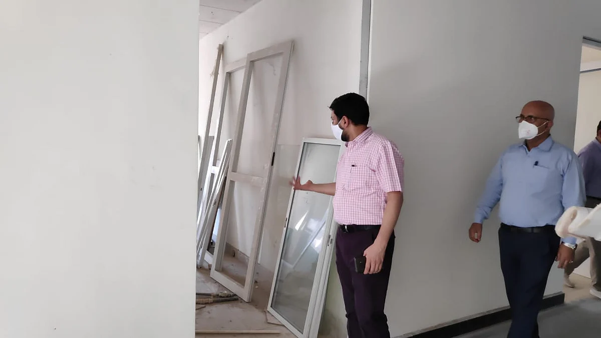 काशी विश्वनाथ कॉरिडोर के निर्माण कार्यों की जिलाधिकारी ने ली जानकारी, कार्य न रोकने के दिए निर्देश