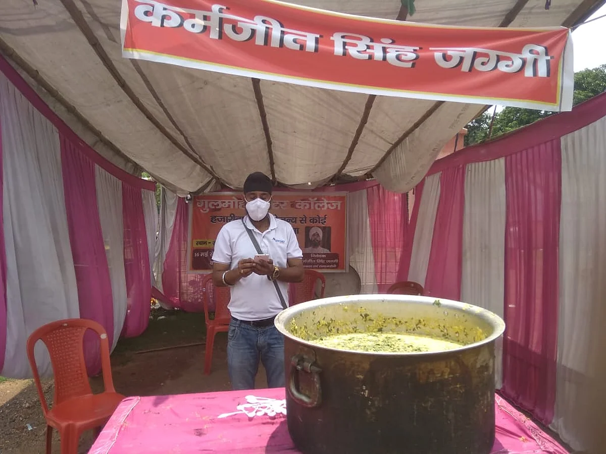 जरूरतमंदों के बीच बांटा जा रहा भोजन, सेवा रहेगी जारी : कर्मजीत सिंह जग्गी