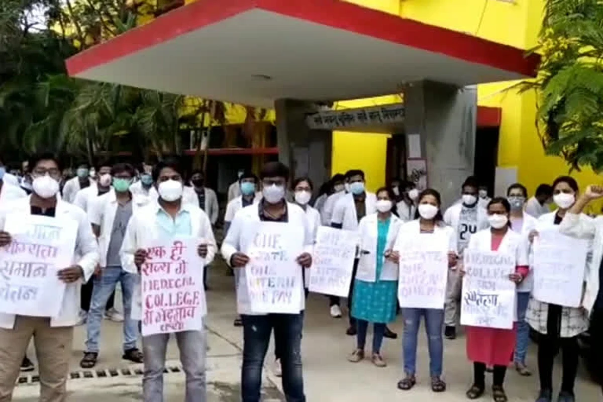 स्टाइपेंड बढोतरी की मांग को लेकर जूनियर डाक्टरों का प्रदर्शन