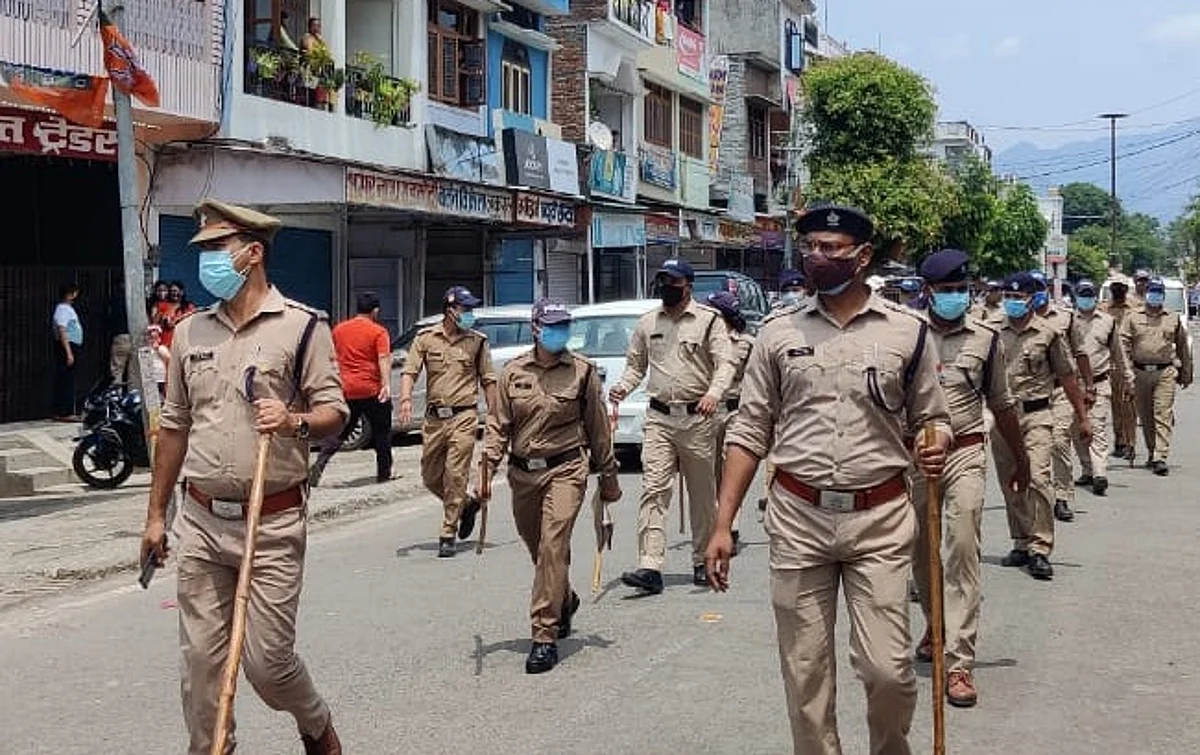 टनकपुर में पुलिस ने निकाला फ्लैग मार्च, क्षेत्रीयवासियों से की कोविड नियमों का पालन करने की अपील