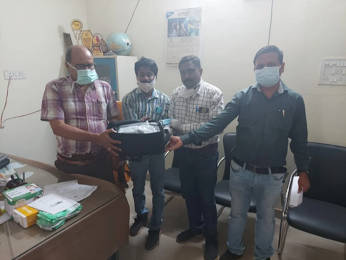 बेमेतरा:सीएसपीडीसीएल के कर्मचारियों ने कोविड.19 के सहायतार्थ दी सामग्री व राशि
