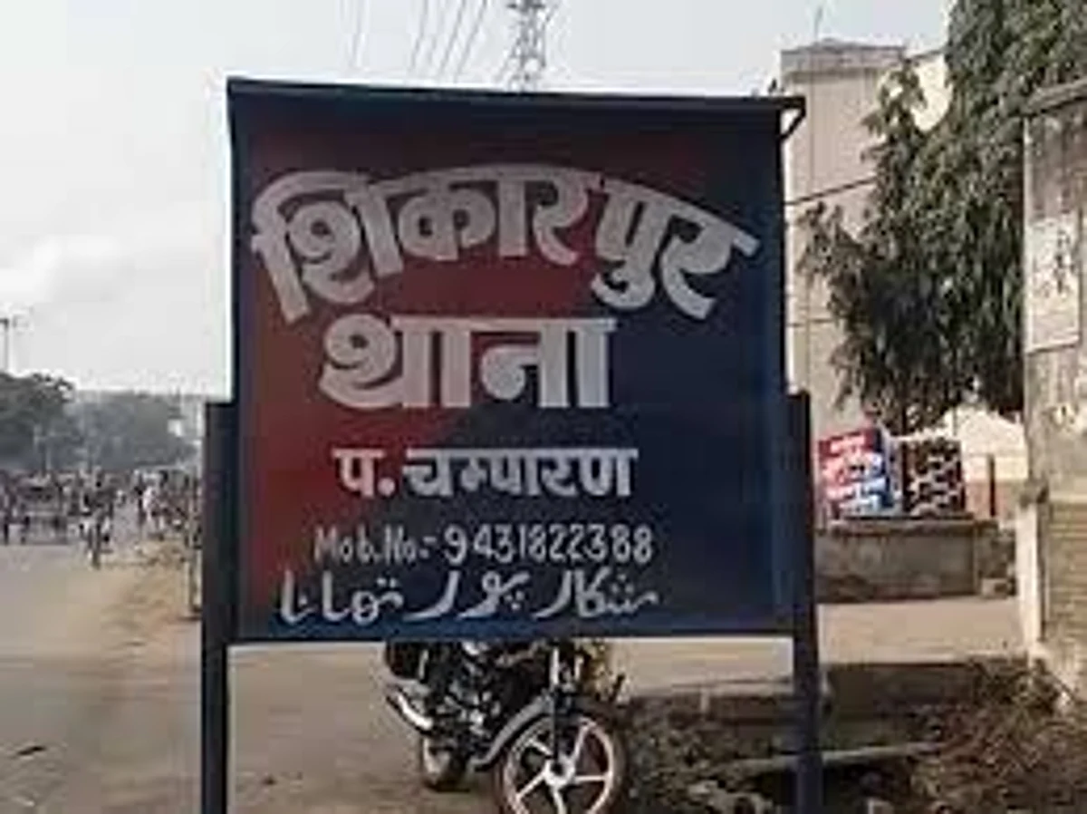डिवाइडर से कार टकराकर हुई क्षतिग्रस्त हुई,चालक और बैठे सवारी फरार