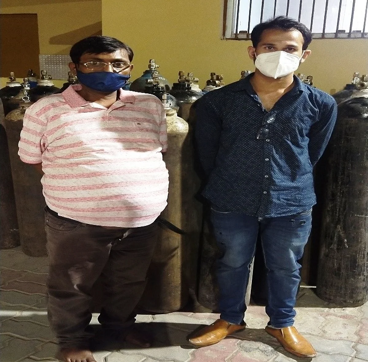 ऑक्सीजन सिलेंडर की कालाबाजारी करने वाले मोटू-पतलू गिरफ्तार