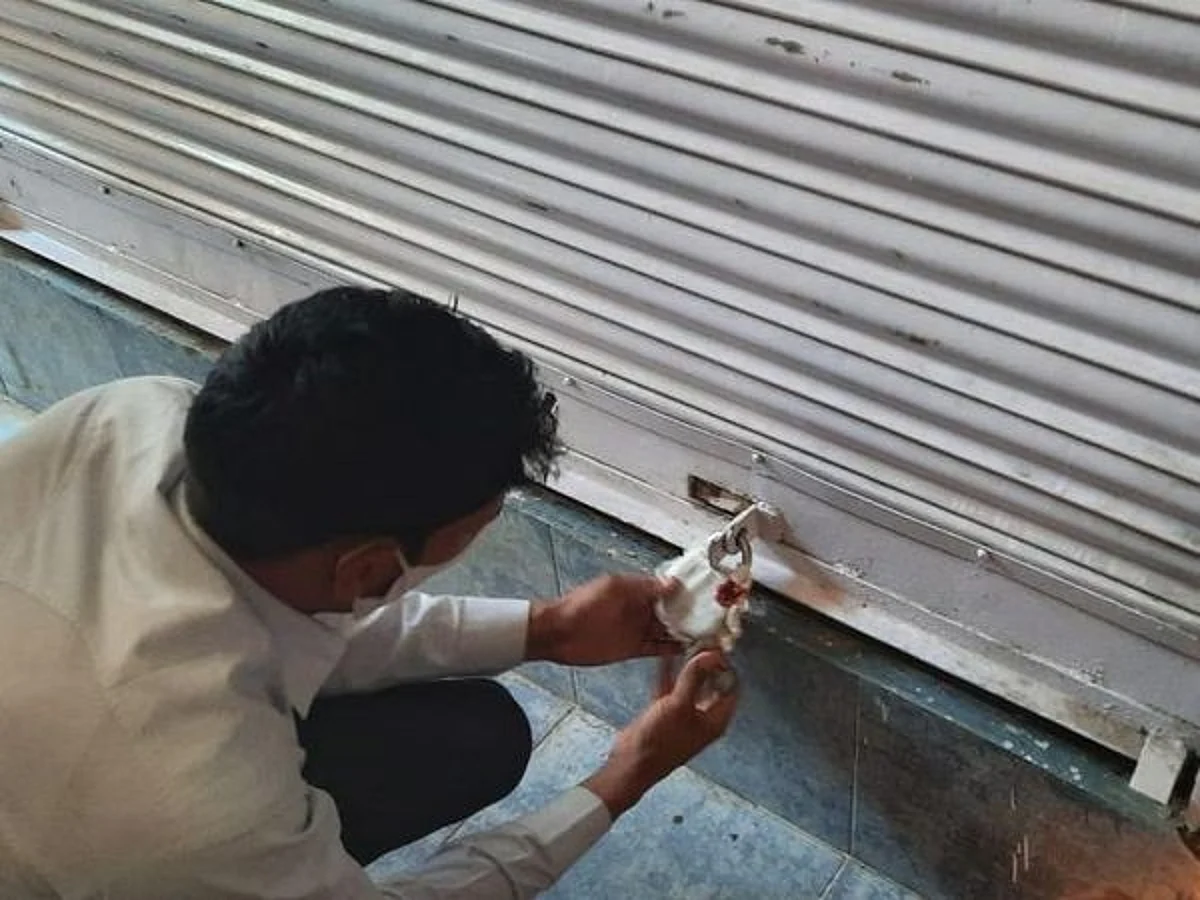दो और दुकान सीज, नौ हजार रुपए से ज्यादा का जुर्माना वसूला