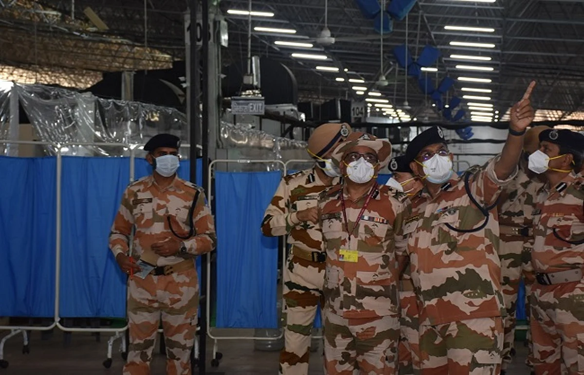दिल्ली : सरदार पटेल कोविड केयर सेंटर का आईजी ने किया दौरा