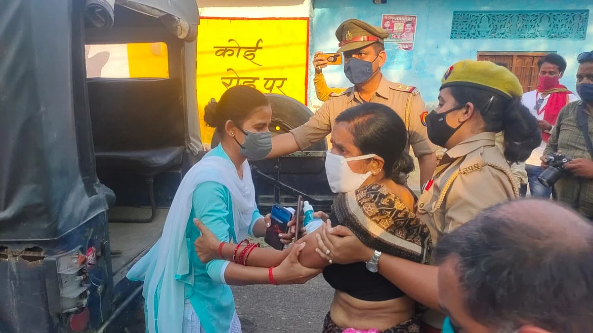 हंगामा करने पर दो महिलाओं व एक युवक को पुलिस ने हिरासत में लिया