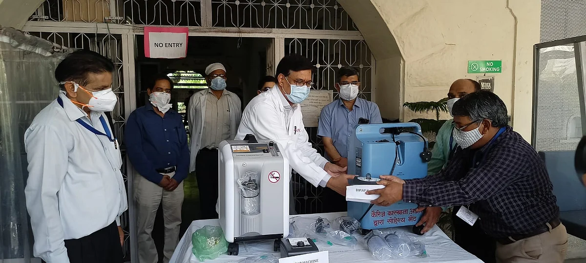 रेलवे कारखाना, अजमेर कर्मचारियों ने 9 लाख रुपये जमा कर 10 ऑक्सीजन कंन्सन्ट्रेटर सहित अन्य चिकित्सा उपकरण रेलवे अस्पताल को सौंपे