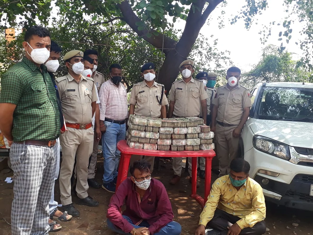 पुलिस की हवाला कारोबार के खिलाफ बड़ी कार्रवाई, लग्जरी कार से करीब साढ़े चार करोड़ जब्त