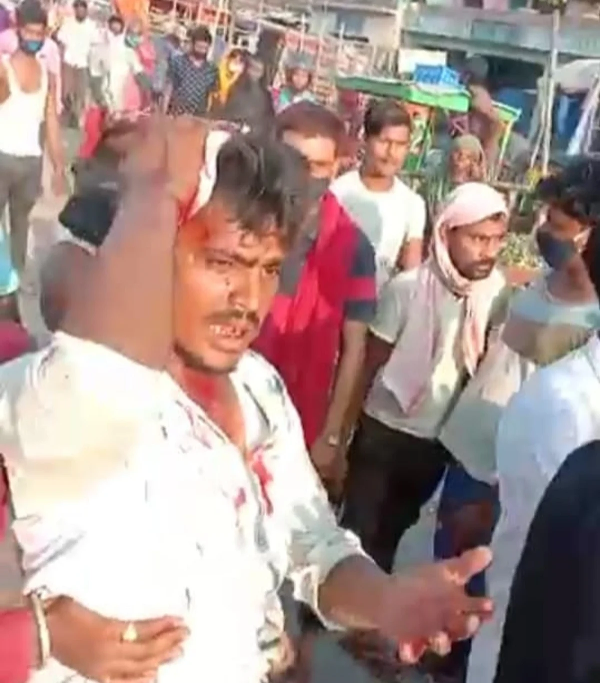 टाइगर मोबाइल द्वारा बेवजह पिटाई से आक्रोशित दुकानदारों ने किया एनएच जाम