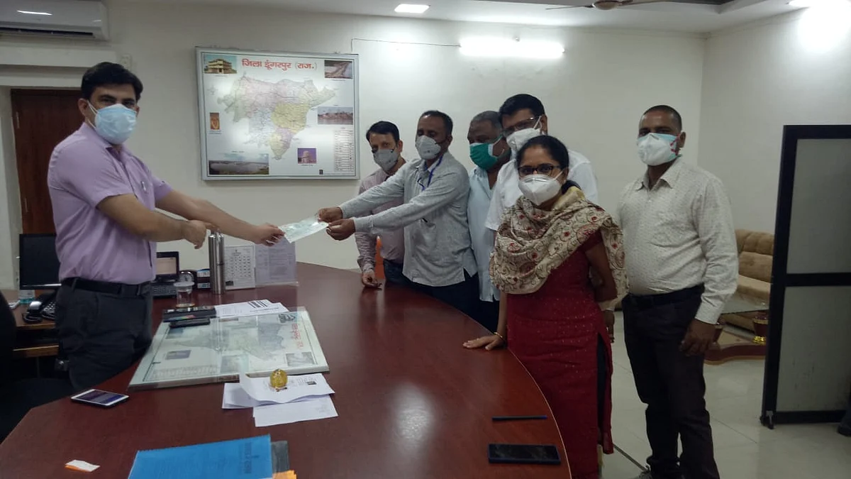 बिछीवाडा पंचायत समिति कार्मिको ने एक लाख पन्द्रह हजार की सहायता राशि मुख्यमंत्री राहत कोष में की भेंट
