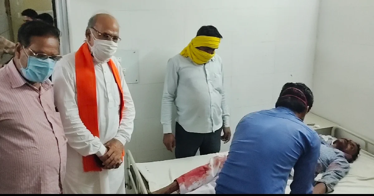 अनियंत्रित ओवरलोड टैम्पो विद्युत पोल से टकराई ,डेढ़ दर्जन यात्री गंभीर रूप से घायल