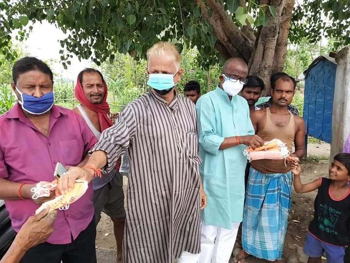 बगहा विधायक ने प्रखंड बगहा एक के कई गांवों का सेनेटाइंजेशन कराया