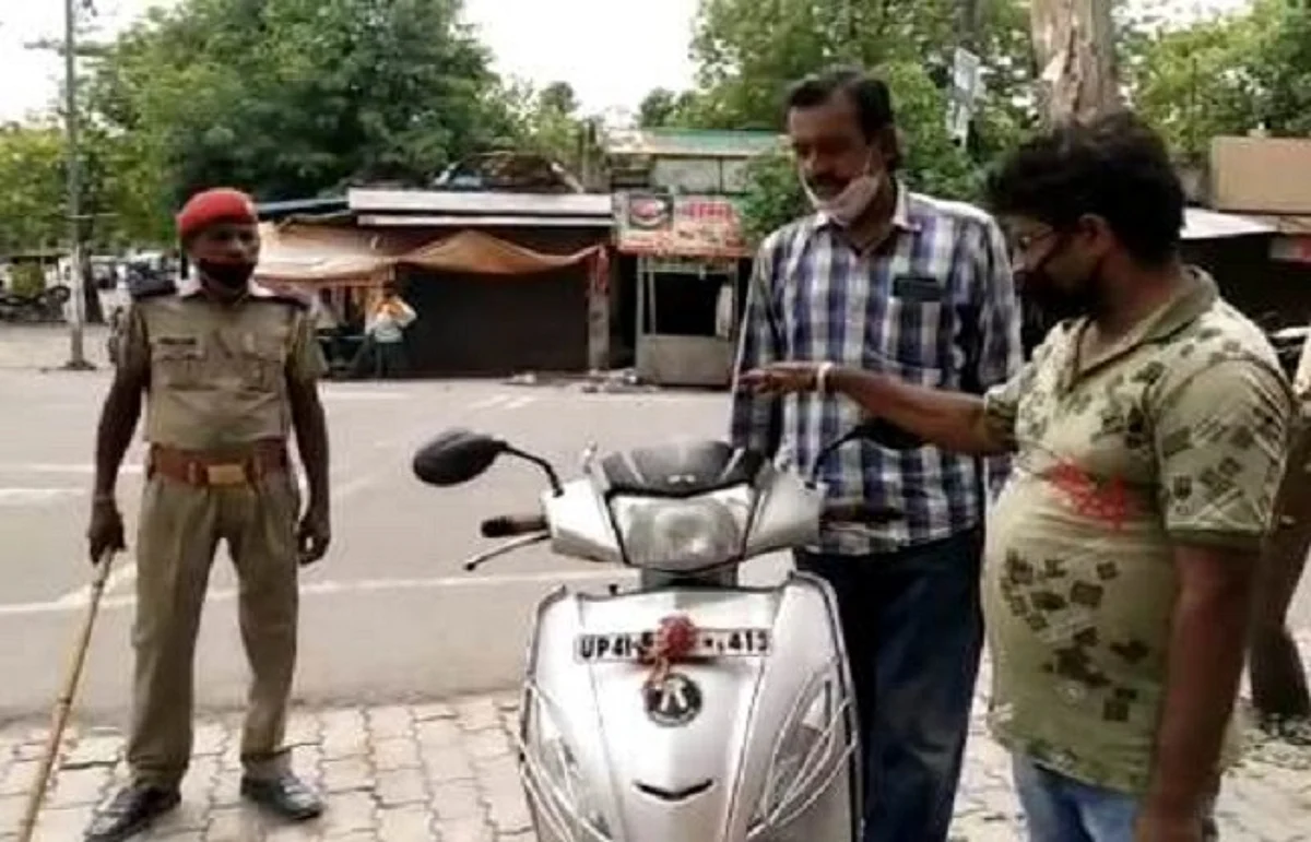 बाराबंकी के युवक ने अनोखा उपयोग कर स्कूटी में लगाया सैनिटाइज सिस्टम