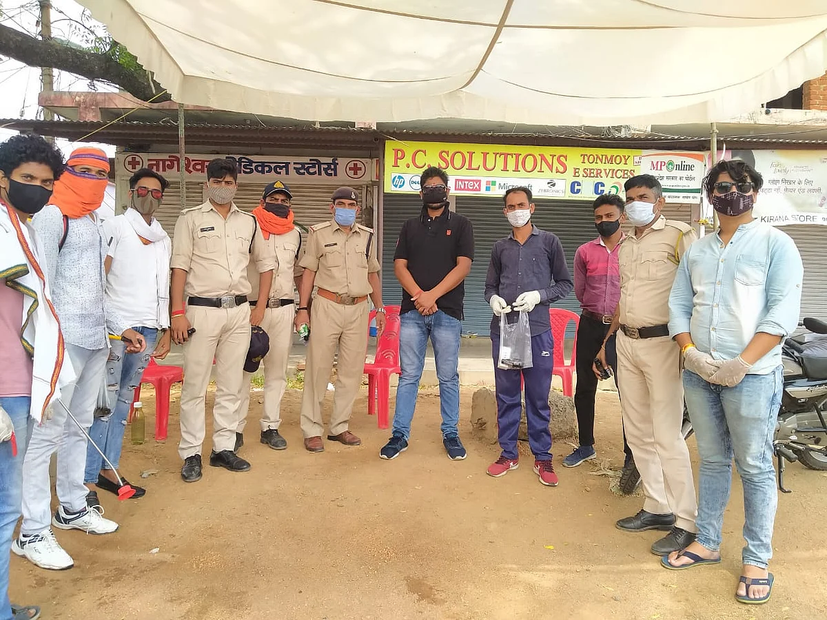 अभाविप ने सेवारत पुलिस कर्मियों को पिलाय जूस, कार्यलयों को किया सेनेटाइजेशन