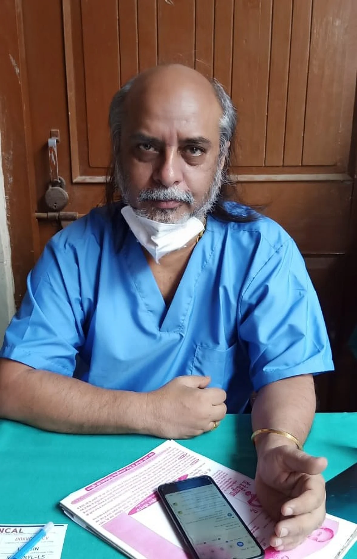 बलिया : चिकित्सक ने कविता के जरिए कोरोना के अगले हमलों से किया आगाह