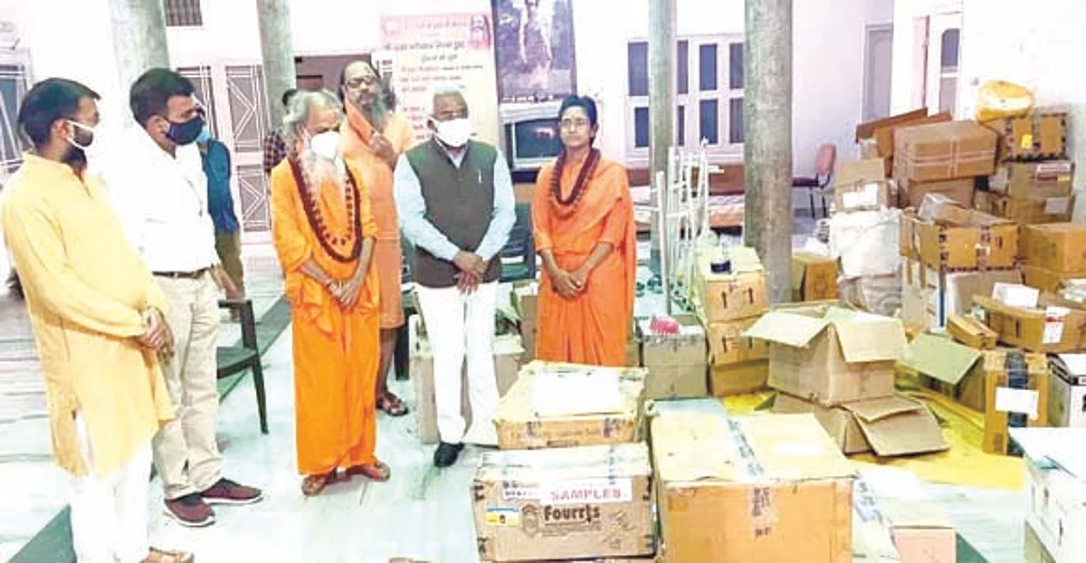 कुंभ मेला के दौरान बच्ची एक लाख रुपये की दवाएं प्रखर महाराज ने अस्पतालों को सौंपी